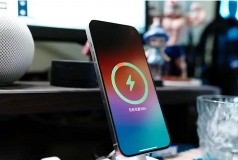 四平苹果15换屏服务分享用什么充电器给iPhone15充电更好 